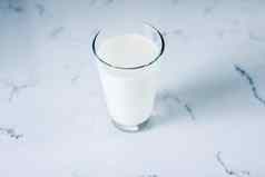 世界牛奶一天完整的玻璃大理石表格