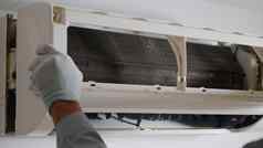 技术员服务检查修复空气护发素房子在室内墙