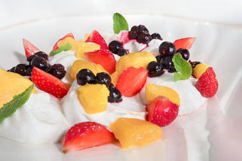 夏天早餐甜点新鲜的水果冰奶油酸奶健康的饮食食物富含维他命白色生蛋白酥皮奶油水果健康的有机早餐餐厅甜点服务板