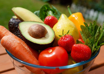 新鲜的水果<strong>蔬菜玻璃碗</strong>花园