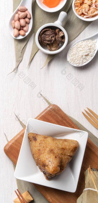 <strong>粽子美味</strong>的传统的大米饺子食物龙船节日
