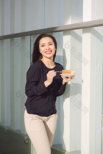 年轻的快乐女人站阳台酒店菜蛋糕早....漂亮的亚洲女孩好情绪准备好了冒险