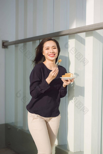 年轻的快乐女人站阳台酒店菜蛋糕早....漂亮的亚洲女孩好情绪准备好了冒险