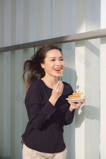 年轻的快乐女人站阳台酒店菜蛋糕早....漂亮的亚洲女孩好情绪准备好了冒险