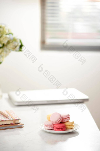 <strong>首页</strong>办公室桌子上美丽的绣球花花束macaron前面窗口博客网站社会媒体概念