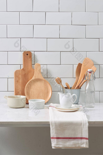 简单的乡村厨房用具白色木墙粗糙的陶瓷能木烹饪用具集栈陶瓷碗壶木托盘