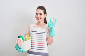年轻的女人清洁女仆持有桶完整的液体显示标志孤立的白色