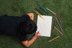 可爱的亚洲孩子画图片蜡笔