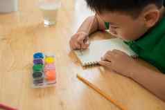 可爱的男孩家庭作业着色页面写作绘画孩子们油漆孩子们画学龄前儿童书首页学龄前儿童学习写读有创意的男孩