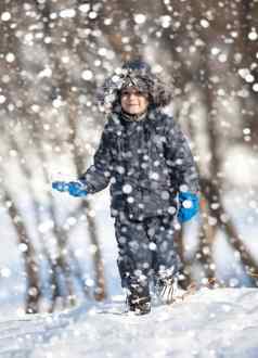 可爱的男孩玩雪