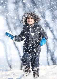 可爱的男孩玩雪