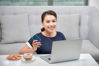快乐亚洲女人说谎地板上地毯购物在线信贷卡移动PC首页在线购物技术赢家电子货币概念