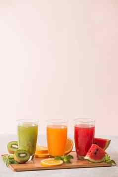 分类水果蔬菜汁玻璃新鲜的有机成分健康排毒饮食食物概念