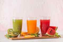 分类水果蔬菜汁玻璃新鲜的有机成分健康排毒饮食食物概念