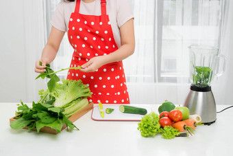 健康的吃烹饪素食者食物节食人概念关闭年轻的女人搅拌机绿色蔬菜使排毒摇奶昔首页