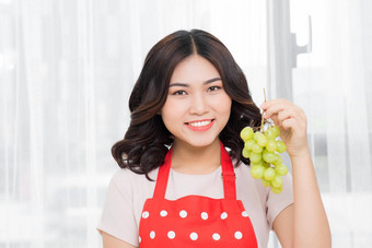 健康的吃食物水果饮食人概念快乐女人吃葡萄首页