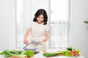 年轻的女人烹饪厨房健康的食物节食概念健康的生活方式烹饪<strong>首页</strong>准备食物