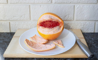 新鲜的健康的<strong>葡萄柚</strong>白色板厨房表格有创意的概念最小的食物<strong>葡萄柚</strong>片柑橘类