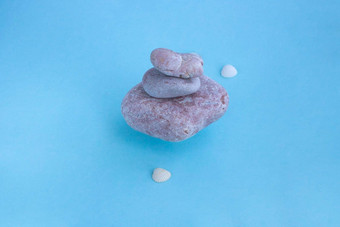 堆栈浮动粉红色的石头<strong>小贝壳</strong>蓝色的背景概念放松按摩健康
