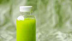 新鲜的绿色汁环保可回收的塑料瓶包装健康的喝食物产品