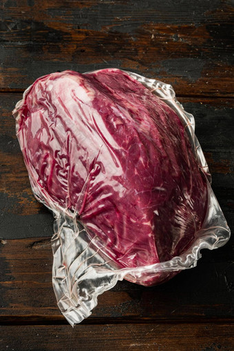 牛肉肉减少真空黑暗木表格背景
