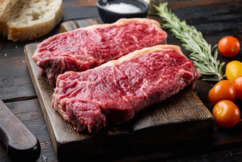 生牛肉牛排汉堡成分大理石的肉木表格