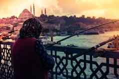 女人钓鱼加拉塔桥假期伊斯坦布尔