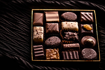 瑞士巧克力礼物<strong>盒子</strong>奢侈品果仁糖使黑暗<strong>牛奶</strong>有机巧克力巧克力瑞士甜蜜的甜点食物假期现在溢价糖果品牌