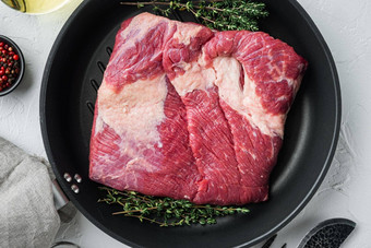 生牛肉肚子牛肉胸肉肉成分吸烟使烧烤熏牛肉治愈白色石头背景前视图平躺
