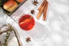 美味的辣的热加香料的热红色的酒肉桂明星茴香片梨服务玻璃水瓶玻璃冷冬天晚上节日圣诞节饮料