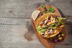 传统的墨西哥墨西哥煎玉米卷鸡蔬菜木表格拉丁美国食物