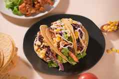 传统的墨西哥墨西哥煎玉米卷肉蔬菜拉丁美国食物