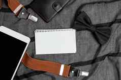 智能手机的声音视频调用显示口袋里内容写作重要的笔记展示日常携带生活必需品计算销售价格皮革钱包设计
