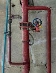 红色的水气体管道门压力阀混凝土墙工业管阀门行管工业灭火器泵