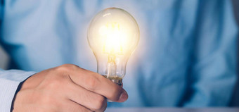 商人持有光灯泡想象力情报创新灵感大脑象征解决方案知识有创意的的想法成功业务市场营销概念