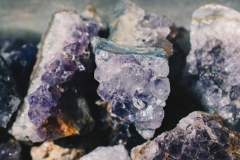 生紫罗兰色的紫水晶岩石水晶阿梅斯特
