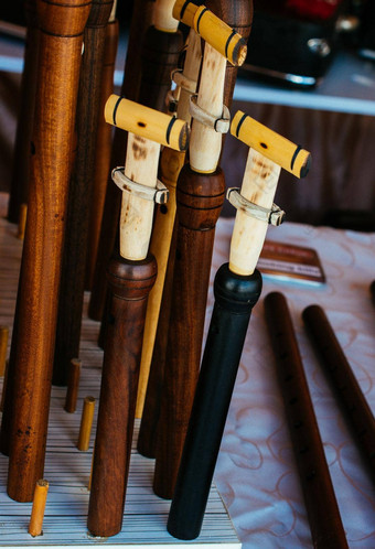 几十个手工制作的木长笛显示