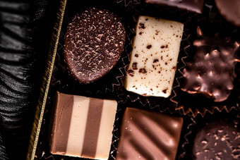 瑞士巧克力礼物<strong>盒子</strong>奢侈品果仁糖使黑暗<strong>牛奶</strong>有机巧克力巧克力瑞士甜蜜的甜点食物假期现在溢价糖果品牌