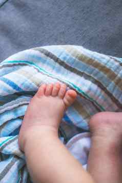 婴儿新生儿概念关闭新生儿婴儿脚婴儿毯子