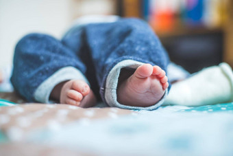 婴儿新生儿概念关闭新生儿婴儿脚婴儿毯子