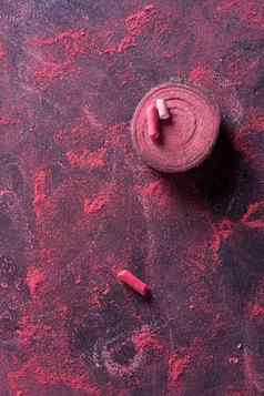 红色的粉笔灰尘