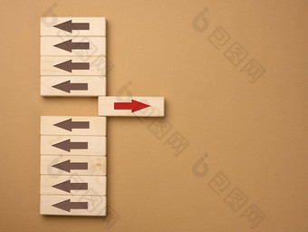 木块棕色（的）箭头方向块红色的箭头相反方向