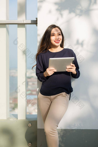 年轻的美丽的亚洲女人工作移动PC互联网在线购物户外公园微笑新鲜的快乐放松感觉早....自由职业者工作女商人生活方式概念