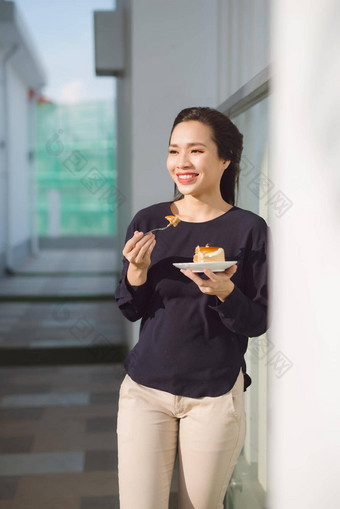 年轻的快乐女人站阳台酒店菜蛋糕早....漂亮的亚洲女孩好情绪准备好了冒险