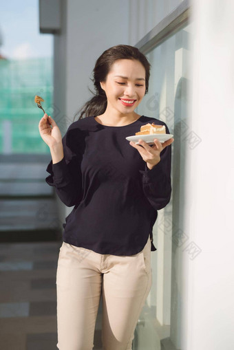 年轻的快乐女人站阳台酒店菜蛋糕早....漂亮的亚洲女孩好情绪准备好了冒险