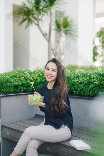 美丽的健康的女人吃沙拉节食概念健康的生活方式