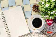 前视图图像空笔记本演出杯咖啡大理石地板上背景爱概念心桌面情人节一天