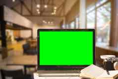 模型图像移动PC空白绿色屏幕相机笔记本咖啡杯木表格咖啡商店背景
