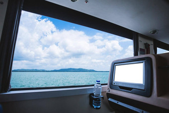 内部公共汽车液晶显示器屏幕空白后座位娱乐瓶水窗口视图美丽的景观自然海天空云数字旅游路旅行概念