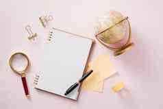现代模拟平躺笔记本文具粉红色的背景概念有创意的工作空间